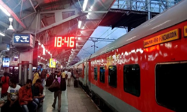 जबलपुर में ट्रेन में छुटा यात्री का बैग कटनी रेल पुलिस ने लौटाया