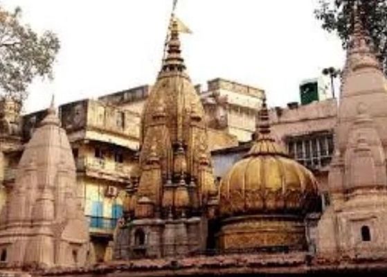 काशी मंदिर में 10 भ्रष्ट पुजारियों के पूजा करने पर लगी रोक, भक्तों से वसूली और दुर्व्यवहार के आरोपों पर कार्रवाई