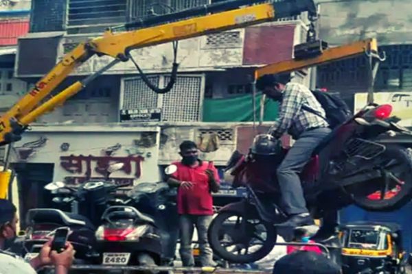 दिल्ली ट्रैफिक पुलिस की कारस्तानी: सड़क किनारे बाइक पर बैठे युवक को वाहन सहित हवा में लटकाया
