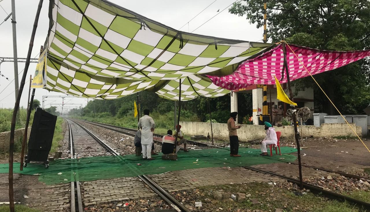 अमृतसर से रद्द रहेंगी सभी ट्रेनें, सरकार से वार्ता फेल हो जाने के बाद रेलवे ट्रैक पर बैठे किसानों ने किया उठने से मना