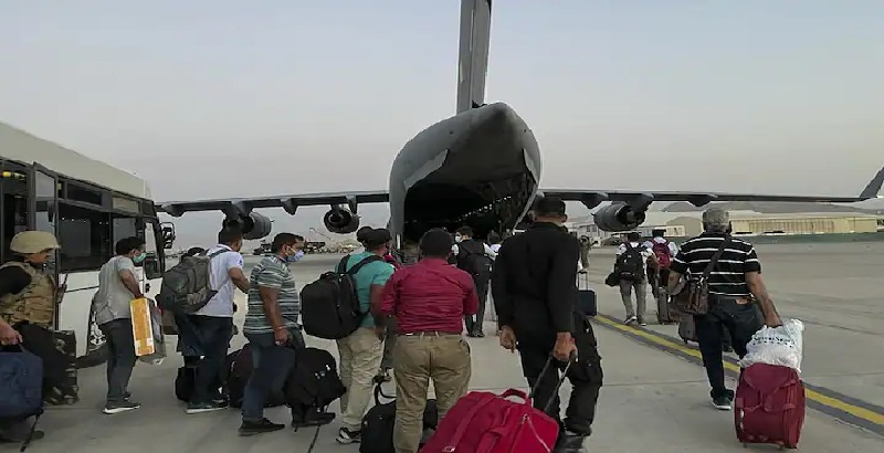 अफगानिस्तान से 168 यात्रियों को लेकर हिंडन एयरबेस पर उतरा वायुसेना का विमान
