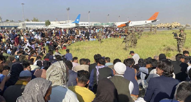 काबुल एयरपोर्ट पर तालिबान लड़ाकों की फायरिंग से मची भगदड़, 7 अफगान नागरिकों की मौत 