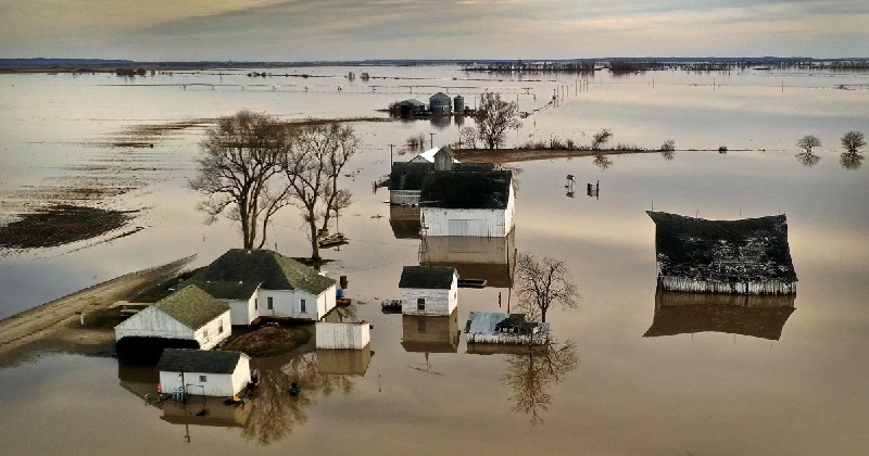 अमेरिका के टेनेसी में 17 इंच बारिश के बाद भयंकर बाढ़, अब तक 22 लोगों की मौत