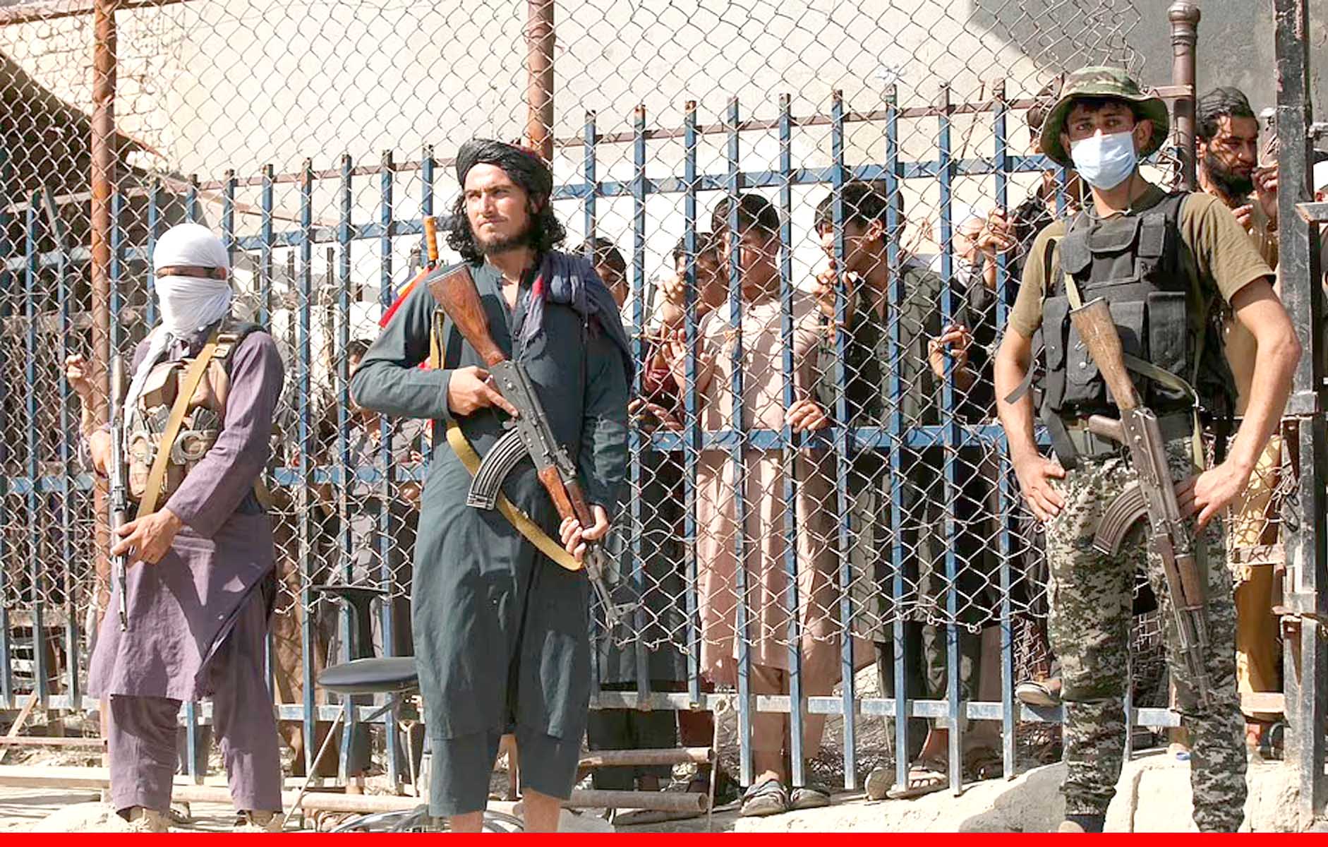 काबुल एयरपोर्ट पर अफगान फोर्स और अज्ञात हमलावरों के बीच गोलीबारी