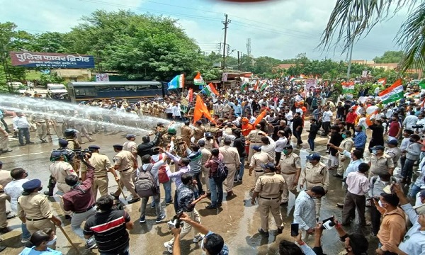 इंदौर में कांग्रेस का प्रदर्शन, कलेक्टर आफिस में घुसने की कोशिश, हुआ बवाल, पुलिस ने किया लाठीचार्ज