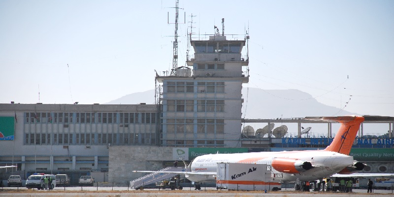 काबुल एयरपोर्ट के बाहर आत्मघाती हमला, कई लोगों के घायल होने की खबर