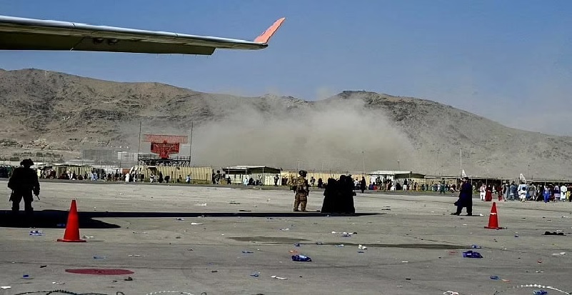काबुल एयरपोर्ट के बाहर दो जगहों पर आत्मघाती हमला, बच्चों समेत 13 की मौत