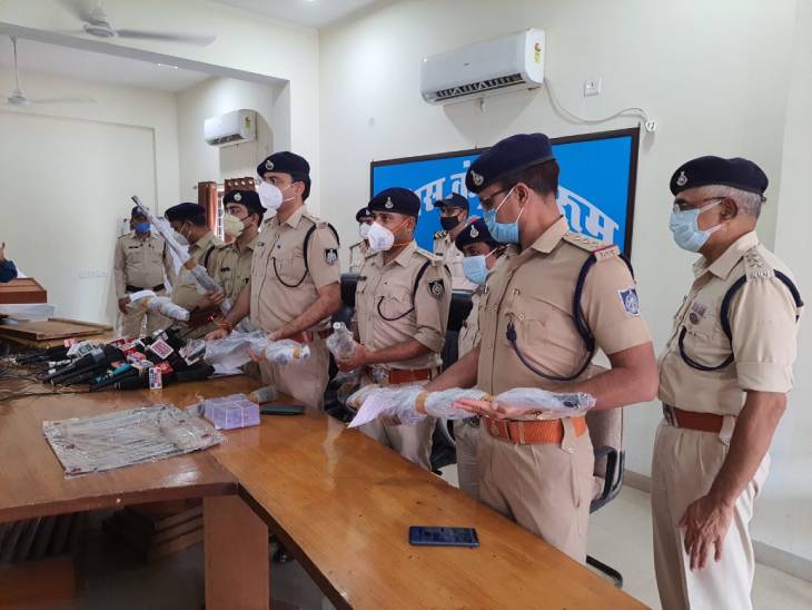 जबलपुर में कुख्यात गैंगस्टर अब्दुल रज्जाक के घर छुपे भतीजे को दबोचने पहुंची पुलिस को मिली विदेशी सहित पांच राइफल, एनएसए की भी कार्रवाई
