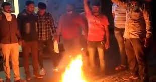 बजरंग दल का अहमदाबाद में प्रदर्शन, जलाई कामसूत्र की कॉपियां, इसलिए हैं गुस्सा