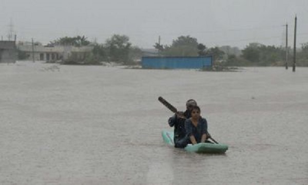 तेलंगाना में बाढ़ में कार में सवार दुल्हन समेत 5 लोग बहे