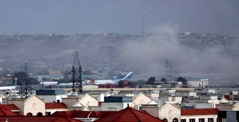 काबुल एयरपोर्ट के पास अब रॉकेट हमला, अलग-अलग जगहों पर उठते दिखा धुएं का गुबार