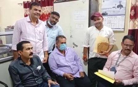 जबलपुर कलेक्टर कार्यालय में लोकायुक्त टीम को देखते ही रिश्वत के रुपए फेंककर भागा सहायक पेंशन अधिकारी, देखे वीडियो