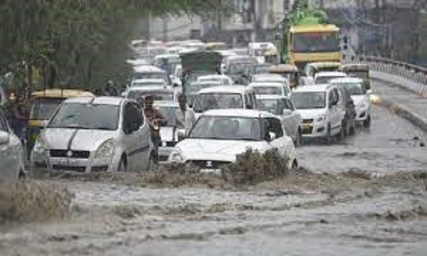 दिल्ली भारी बारिश से बेहाल, ऑरेंज अलर्ट जारी, टूटा 19 साल का रिकॉर्ड