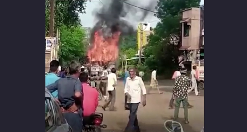 एमपी के राघौगढ़ में बेलगाम ट्रक ने साइकिल सवार किशोर को कुचला, आक्रोशित भीड़ ने ट्रक में लगाई आग