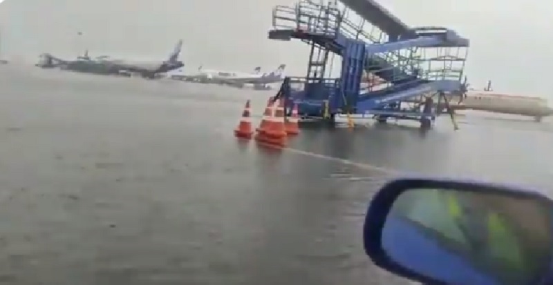 दिल्ली में बारिश से आफत: इंदिरा गांधी एयरपोर्ट में भी भरा पानी, ऑरेंज अलर्ट जारी
