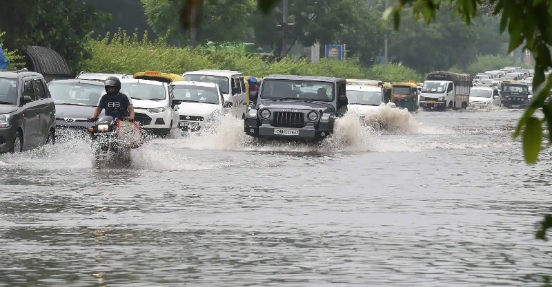 दिल्ली में बारिश ने तोड़ा 77 साल का रिकॉर्ड, एयरपोर्ट सहित अनेक क्षेत्र हुये जलमग्न