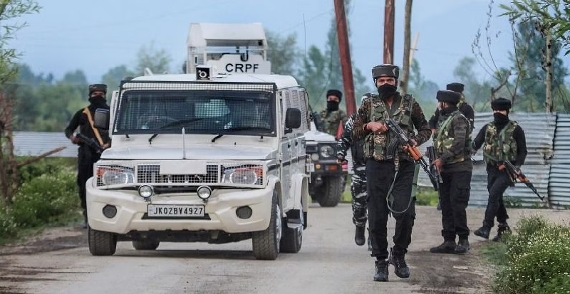 श्रीनगर में आतंकवादी हमला: एक पुलिस अधिकारी घायल, आतंकी की तलाश जारी
