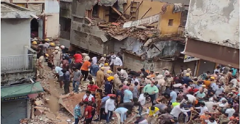 दिल्ली के मलकागंज इलाके में तीन मंजिला इमारत गिरी, मलबे में कई लोगों के दबे होने की आशंका