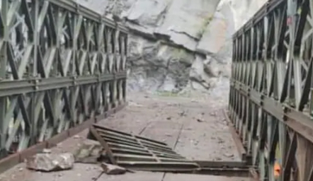 हिमाचल प्रदेश के किन्नौर में उरनी पुल क्षतिग्रस्त होने से एनएच-5 बंद, बर्फबारी से मनाली-लेह रोड पर ट्रैफिक रुका