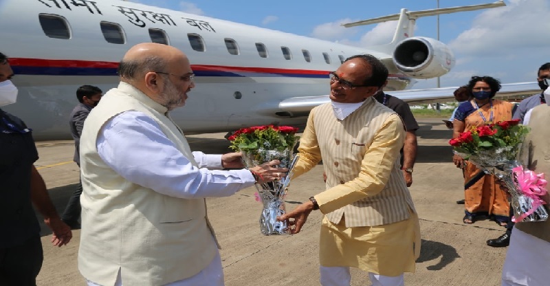 जबलपुर पहुंचे गृह मंत्री अमित शाह, डुमना एयरपोर्ट पर सीएम चौहान ने किया स्वागत