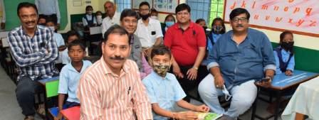 जबलपुर में रोटरी क्लब साउथ ने निर्धन गरीब बच्चों को बैठने प्रदान की 40 डेस्क-बैंच