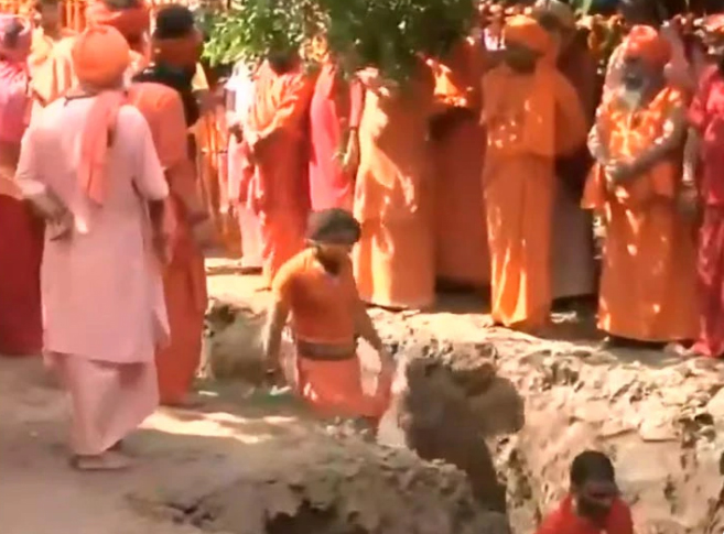 प्रयागराज में महंत नरेंद्र गिरि महासमाधि में लीन: पार्थिव देह को संगम में स्नान के बाद मठ में दी गई भू-समाधि