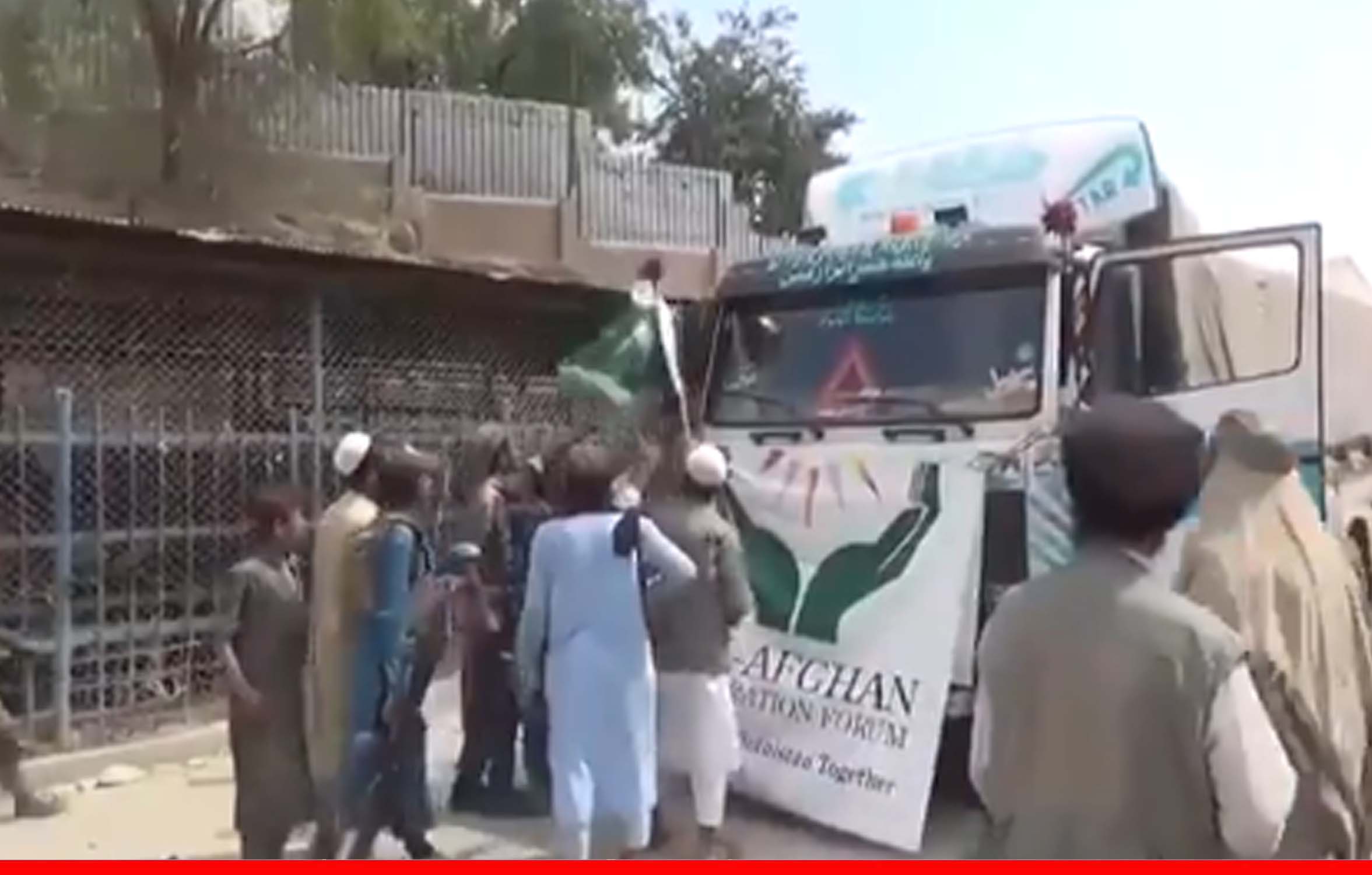 तालिबानी ने ट्रक से निकालकर फाड़ा पाकिस्तानी झंडा, फिर दी धमकी 