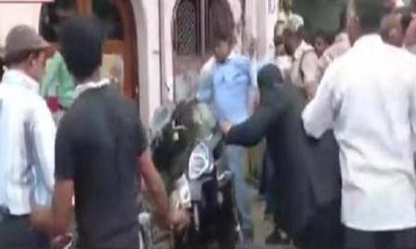 जबलपुर में जर्जर मकान तोडऩे को लेकर अधिवक्ताओं-नगर निगम टीम में झड़प, मची भगदड़, अफरातफरी