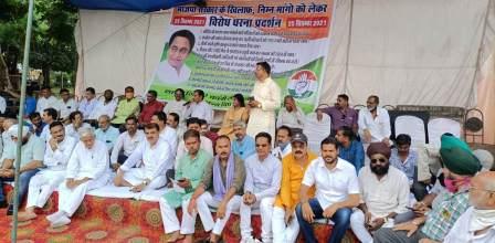 जबलपुर में किसान आंदोलन को समर्थन देने कांग्रेस ने धरना देकर प्रदर्शन किया