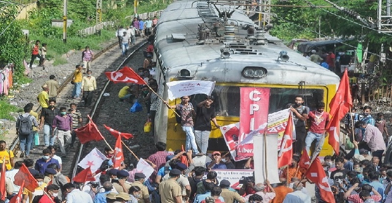 किसानों का भारत बंद: दिल्ली बार्डर पर लगा लंबा जाम, कई ट्रेनें भी चल रहीं देरी से
