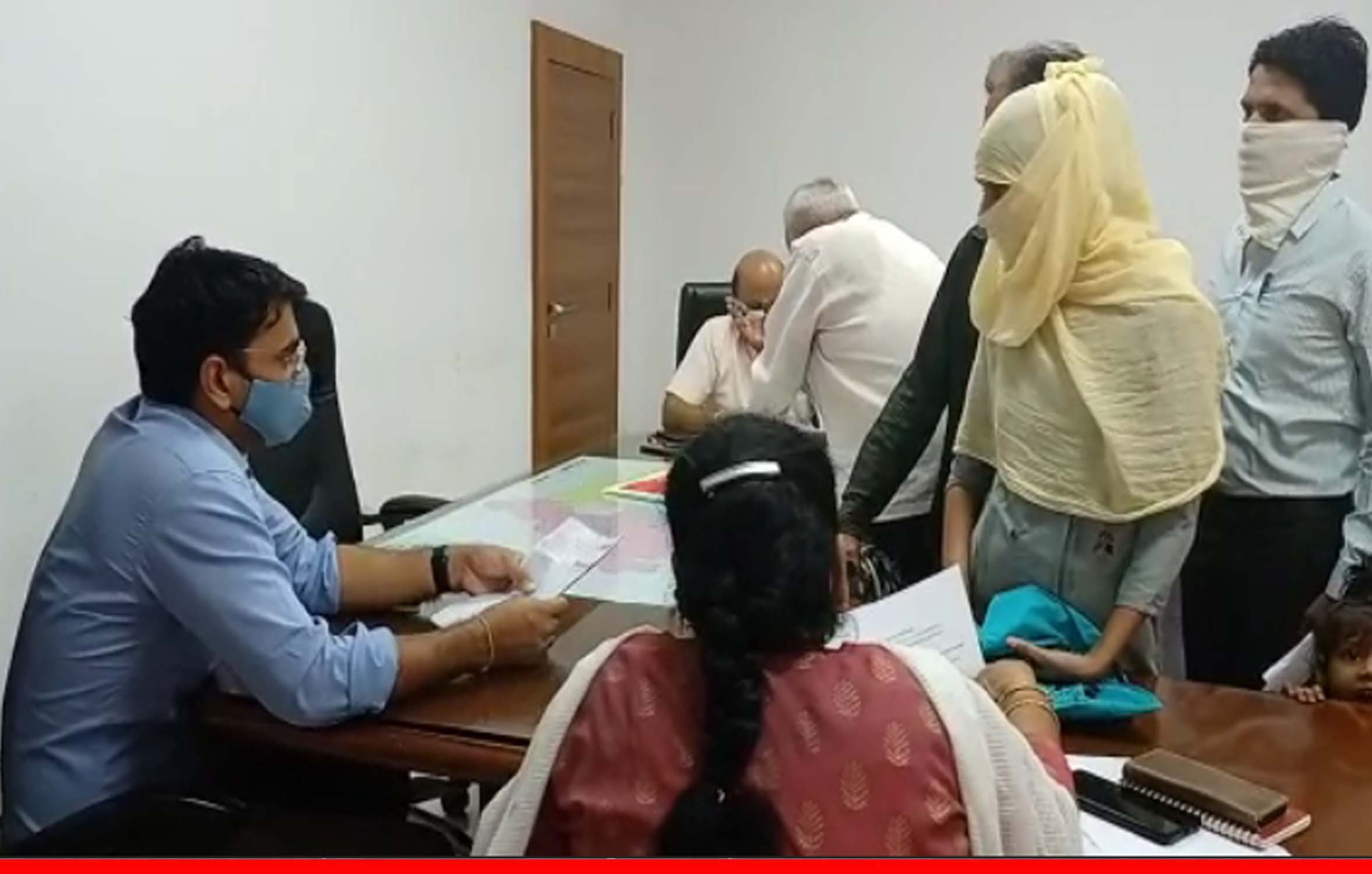 जबलपुर: कोरोना वैक्सीन लगवाने के बाद युवती का चेहरा हुआ टेढ़ा, कलेक्टर से की शिकायत