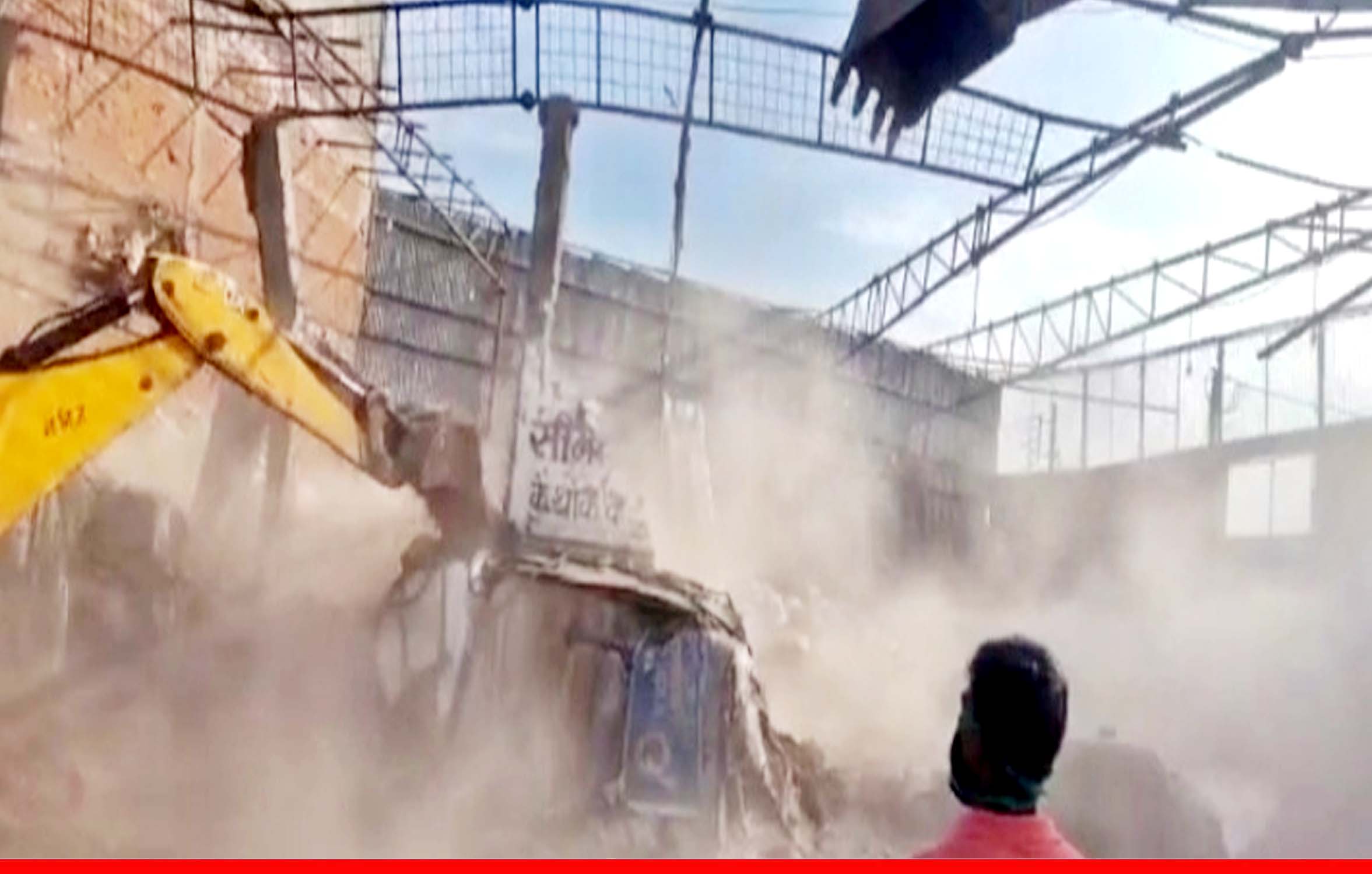 जबलपुर के कुख्यात बदमाश पप्पू अकील का करोड़ों का घर और गोदाम प्रशासन ने किया ध्वस्त, देखें वीडियो