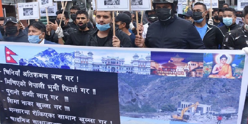 चीन ने नेपाल की जमीन पर जमाया कब्जा, सड़कों पर निकले युवाओं ने लगाए गो बैक के नारे