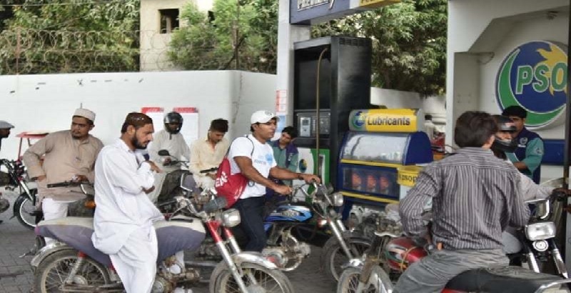 पाकिस्तान में 127 रुपए लीटर हुआ पेट्रोल, सरकार ने कही ऐसी बात, लोग उड़ा रहे हैं मजाक