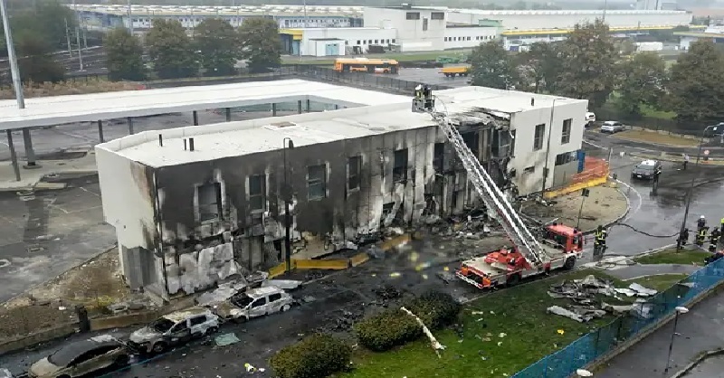 इटली में लैंडिंग से पहले दो मंजिला इमारत से टकराया विमान, एक बच्चे सहित आठ की मौत