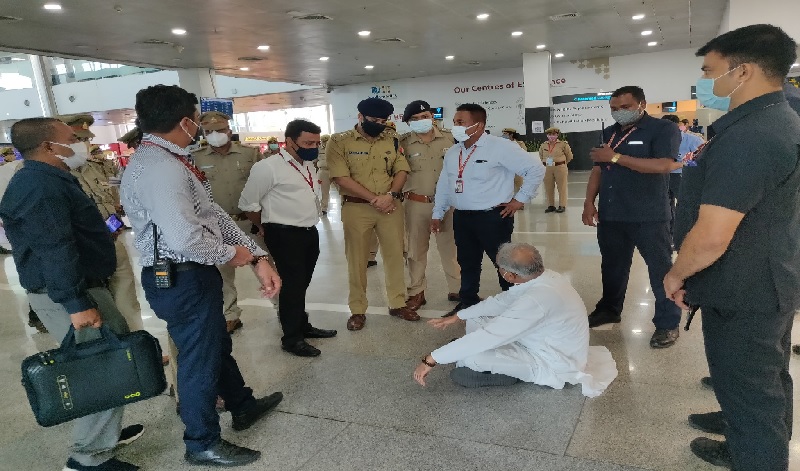 लखनऊ एयरपोर्ट में जमीन पर बैठे सीएम भूपेश बघेल, कहा- मुझे लखीमपुर जाने से रोका जा रहा है 
