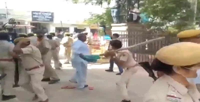 राजस्थान के हनुमानगढ़ में पुलिस ने किसानों पर किया लाठीचार्ज, कलेक्ट्रेट ऑफिस में कर रहे थे प्रदर्शन