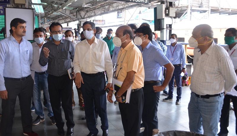 WCR जीएम ने किया जबलपुर स्टेशन के विकास कार्यो का निरीक्षण, स्टेशन की सुंदरता पर जताया संतोष 