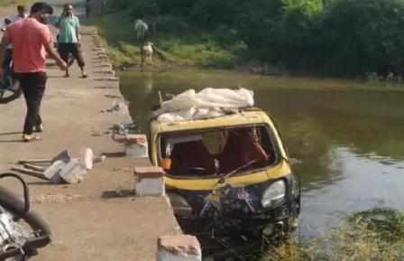 जबलपुर में श्रमिकों को लेकर जा रहा आटो लहराते हुए नदी में गिरा, महिला की मौत, 11 घायल