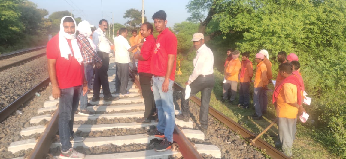 जबलपुर रेल मंडल में डबलूसीआरईयू का जागरुकता अभियान तेज: रेल कर्मियों से जान रहे समस्या, निजीकरण के नुकसान से कर रहे जागरुक