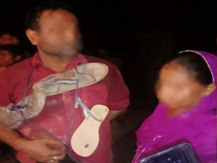 बिहार: गर्लफ्रेंड संग पकड़ाया युवक, ग्रामीणों ने पहले पीटा, फिर चप्पल की माला पहनाकर घुमाया, शादी भी करा दी