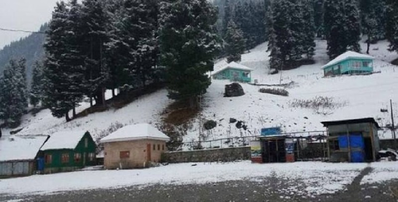 कश्मीर में सीजन की पहली बर्फबारी, घाटी में गिरा पारा