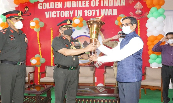 ऐतिहासिक स्वर्णिम विजय मशाल को सेना के जीओसी ले. जनरल ने पमरे जीएम के हाथों में सौंपी, जबलपुर स्टेशन से मदनमहल तक ट्रेन के सफर को यादगार बनाया