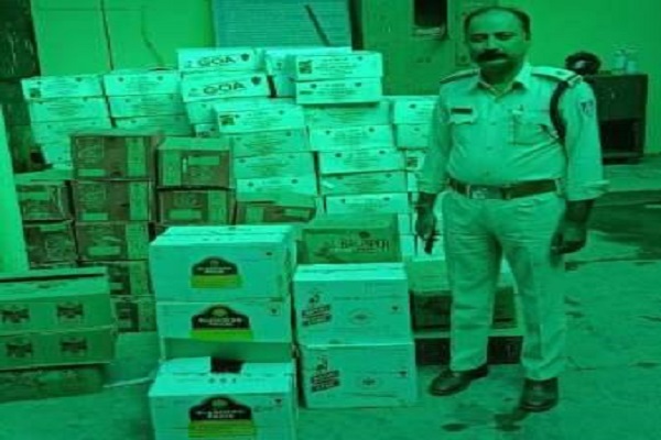 मिनी-ट्रक में भूसे के नीचे छिपाकर जबलपुर लाई जा रही थी 12 लाख रुपए की अंग्रेजी शराब, पुलिस ने घेराबंदी कर पकड़ा, कार सवार फरार, दो गिरफ्तार