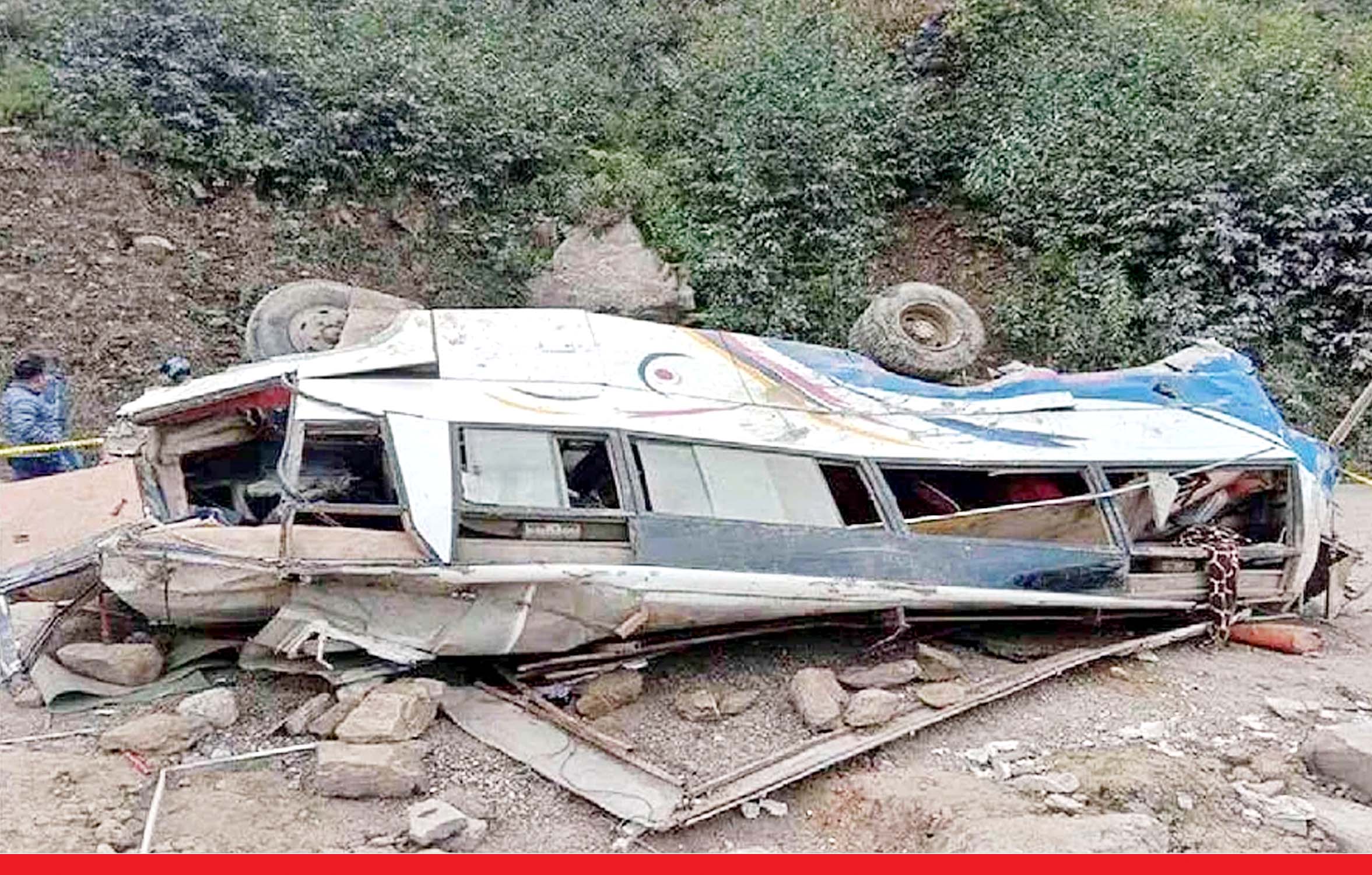 नेपाल में हादसा, सड़क से फिसलकर नदी में गिरी यात्रियों से भरी बस, 32 लोगों की मौत