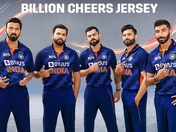 टीम इंडिया की टी20 विश्व कप के लिए नई जर्सी लॉन्च, रोहित-विराट दिखे नए रंग में