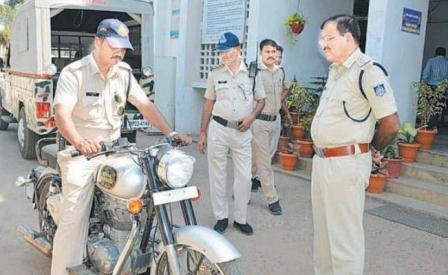 जबलपुर में भीड़ के बीच बाईक से मिस-फायर करने वालों पर चला पुलिस का डंडा, मची भगदड़