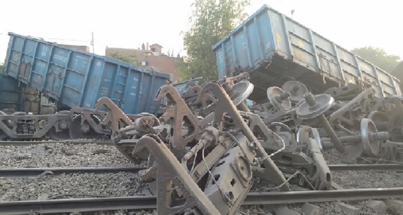 दिल्ली-हावड़ा रेल मार्ग पर भाऊपुर व अंबियापुर स्टेशन के बीच मालगाड़ी के आधा दर्ज़न डिब्बे पलटे, यातायात बाधित