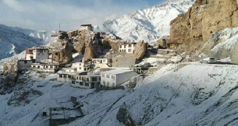 हिमाचल प्रदेश: बर्फबारी के चलते मनाली-लेह हाईवे बंद, सरचू में ऑक्सीजन की कमी से एक पर्यटक की मौत