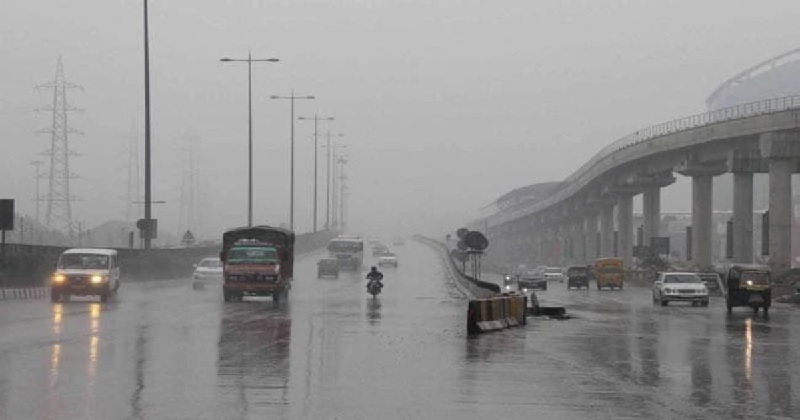 दिल्ली-एनसीआर में बिगड़ा मौसम का मिजाज, लगातार बारिश से तापमान में गिरावट 